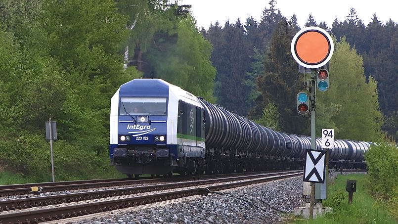 Güterzüge Teil 2:  Umleiterverkehr durch Münchberg - Hauer-Ölzug mit ER20 bei Stammbach - Foto: Ben Gollwitzer, Münchberg
