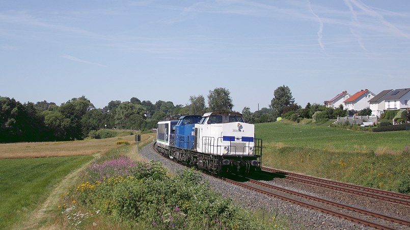 Tfzf 91456: Reichsbahncontainer - Münchberg Eisteich 203 051-8 + 203 052-7 mit 155 049-9 - Foto: Volker Seidel, Münchberg