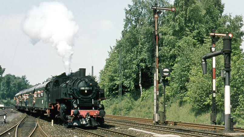3. Juni 1973: BDEF-Sonderzug mit 086 809-1 - Münchberg - Foto: Horschd° Flechtner, Garching
