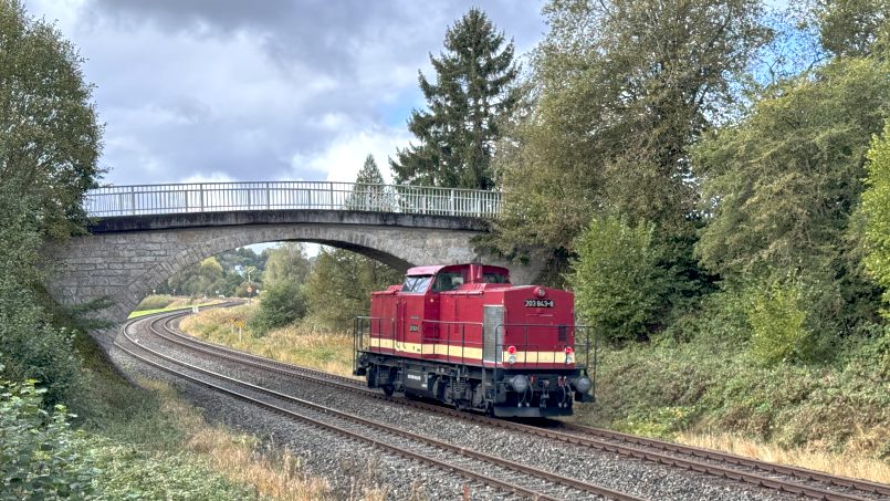 Reger Verkehr auf der Ludwig-Süd-Nord-Bahn - 203 843-8 bei Münchberg Eisteich - Foto: Volker Seidel, Münchberg