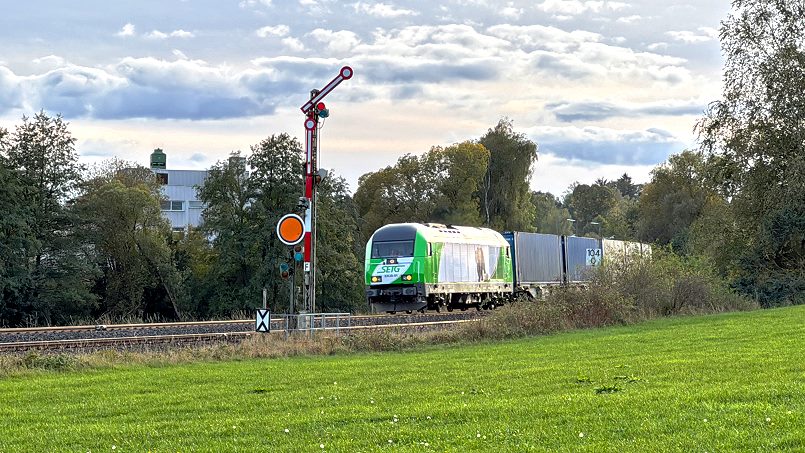 Reger Verkehr auf der Ludwig-Süd-Nord-Bahn - ER 20-01 "Bär" bei Münchberg Eisteich - Foto: Volker Seidel, Münchberg