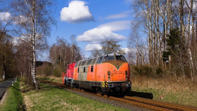 Hofer Schleuder auf dem Weg nach Meiningen - 221 105-0 und Schneeschleuder D-DBMP 99 80 95-90 196-8 bei Falls - Foto: Florian Fraaß, Bad Berneck