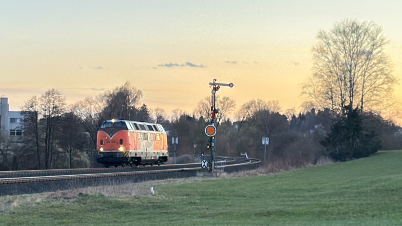 Hofer Schleuder auf dem Weg nach Meiningen - 221 105-0 am Eisteich - Foto: Volker Seidel, Münchberg