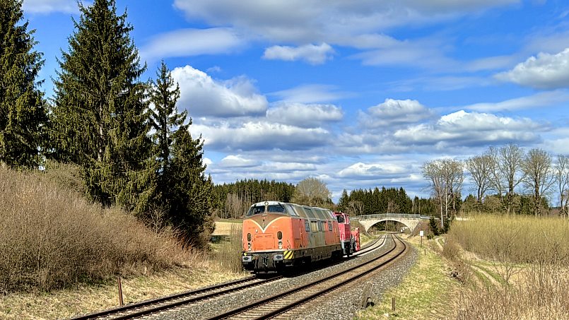 Hofer Schleuder auf dem Weg nach Meiningen - 221 105-0 bei Pulschnitzberg - Foto: Volker Seidel, Münchberg