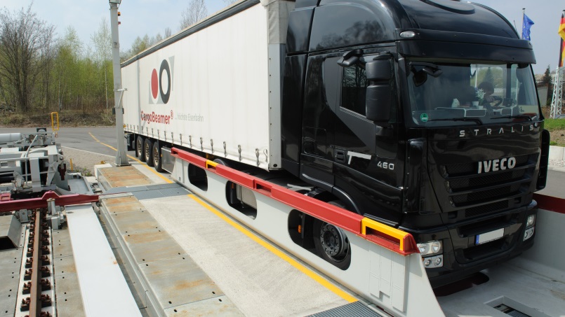 8. November 2024: 76. MEC 01 Medienabend - Der kombinierte Verkehr Straße-Schiene - CargoBeamer, Modalohr, Flexiwaggon, Helrom Trailer Rail und NIKRASA-System - Foto: Stephan Roehl, Cargo Beamer;