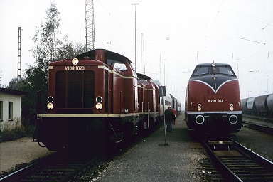 V100 1023 und 211 024-5 mit dem Überführungszug 100 Jahre "Verkehrsmuseum Nürnberg"