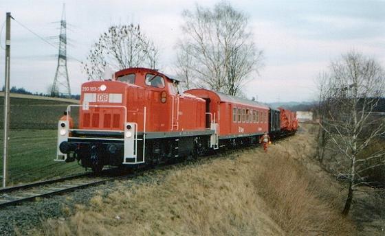 Der leere Uaai wird von 290 183-3 abgeholt
FOTO: Martin Müller