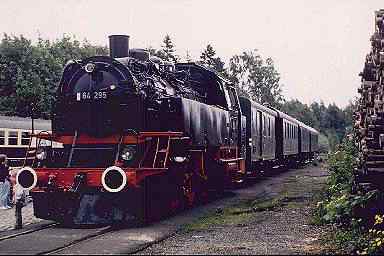 64 295 des DDM auf der Ausstellung 100 Jahre Lokalbahn 1987 in Helmbrechts