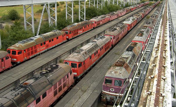 64 Lokomotiven der BR 232 stehn auf dem Lokfreidhof in Mukran - Foto: Volker Seidel, Münchberg