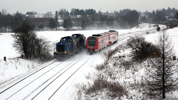Schneepflugbereitschaften auf dem Weg nach Hof - Foto: Volker Seidel, Münchberg