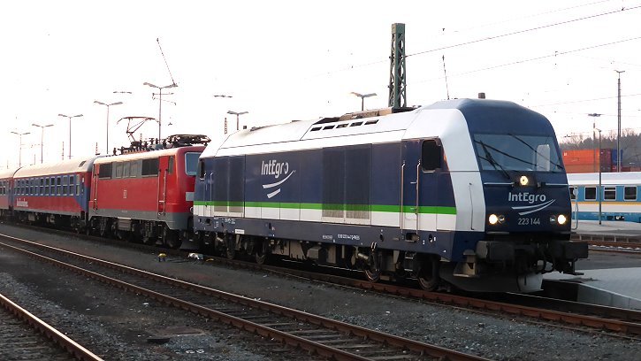 BahnTouristikExpress Hochfrankenexpress (DPE 5151) mit 223 144 und 111 202 in Hof - Foto: Manfred Hösch, Hof