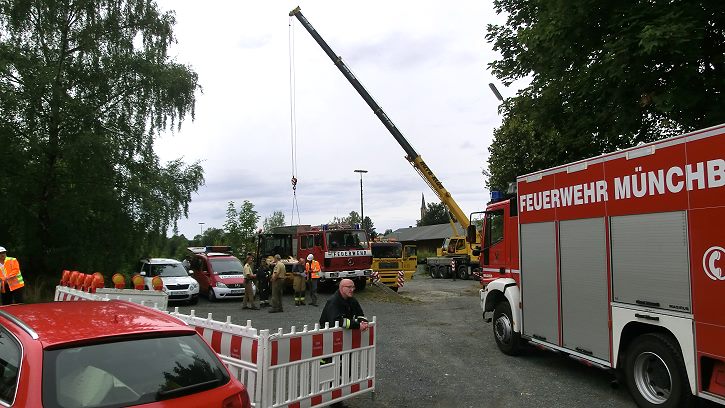 Wahrzeichen am Ende: Münchberger Luftbrücke abgebaut - die Feuerwehr ist zum Ausleuchten da  - Foto: Volker Seidel, Münchberg