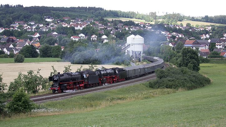 Eisenbahn-Romantik Rundfahrt: 01 150 und 01 180 bei Untersteinach - Foto: Volker Seidel, Münchberg