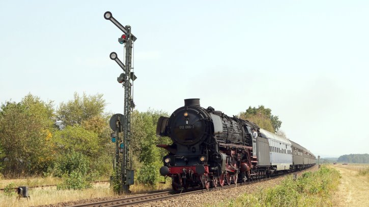 Eisenbahn-Romantik Rundfahrt: 01 1066 am Einfahrsignal von Freihöls - Foto: Taimo Frömel, Münchberg