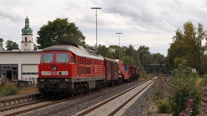 Walzenständertransport: 233 321-9 und Tiefladewagen Uaai 821 in Oberkotzau - Foto: Taimo Frömel, Münchberg