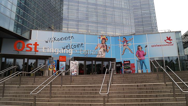 Spielwarenmesse 2016 - Eingang - Foto: Taimo Frömel, Münchberg