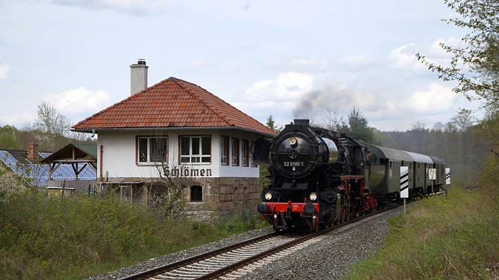 52 8195 der Fränkischen Museumseisenbahn mit DPE 62065 bei Km 80 - Foto: Taimo Frömel, Münchberg