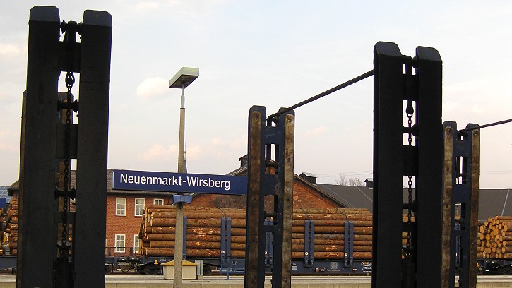 Holzzüge rund um Neuenmarkt-Wirsberg - EVB-Lok 223 031 - Foto: Dennis Philipp, Münchberg