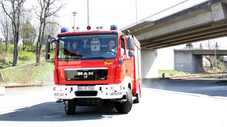 01 066 mit dem Dampfsonderzug Saxonia - Löschgruppenfahrzeug 10/6 der Feuerwehr Oberkotzau - Foto: Volker Seidel, Münchberg