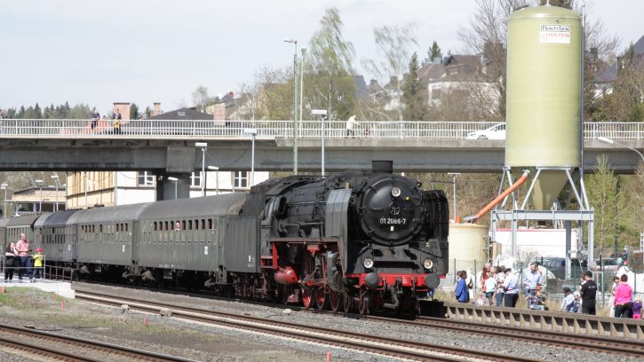 01 066 mit dem Dampfsonderzug Saxonia - 01 2066-7 beim Wasserfassen in Oberkotzau - Foto: Volker Seidel, Münchberg