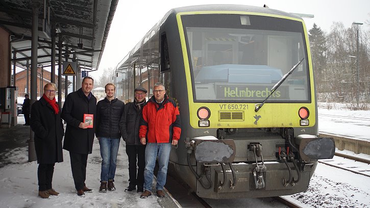 Züge halten wieder in Hildbrandsgrün -  MEC 01 Gruppenbild mit Bürgermeister Christian Zuber - Foto: Max Köhler, Jägersruh