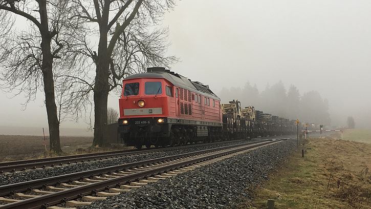 Immer wieder Militärzüge - 232 498-6 mit dem M 43484 bei Schödlas  - Foto: Ben Gollwitzer, Münchberg
