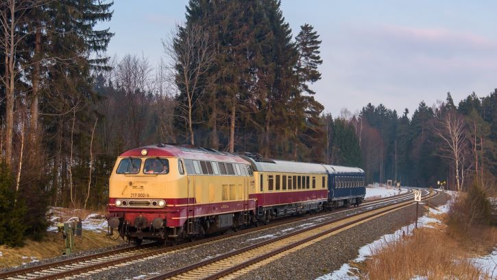 Interessante Lokomotiven unterwegs - 217 002-5 bei Schödlas am 21.02.2018 - Foto: Florian Fraaß, Bad Berneck