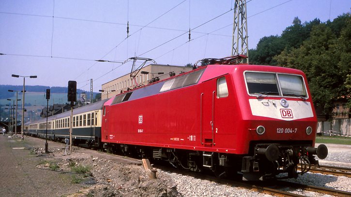 6. April 2018: 38. MEC 01 Medienabend "Mit der Eisenbahn ins Urlaubsland" - Drehstromlok 120 004-7 am 29.07.1994 in Probstzella  - Foto: Steffen Schott