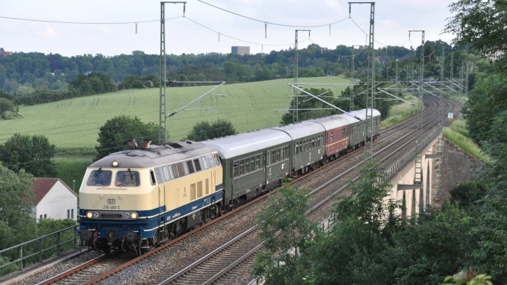 Sonderzüge durch Hochfranken - 218 480-2 mit DPE 24230 auf dem Unterkotzauer Viadukt - Foto: Markus Loy, Hof