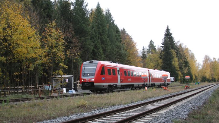 Durchlass XLII an der Ostausfahrt von Stammbach - VT 612 592/092 als RE nach Hof - Foto: Volker Seidel, Münchberg