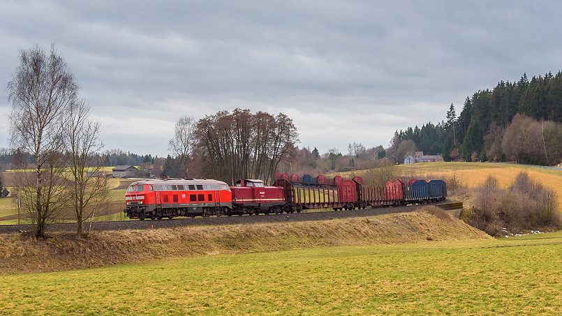 Wie bei der Deutschen Bundesbahn! - 218 466-1 D-RPRS und 212 297-6 D-RSBG (Lok "Caro") mit DGS 95587 bei Höflas - Foto: Florian Fraaß, Bad Berneck
