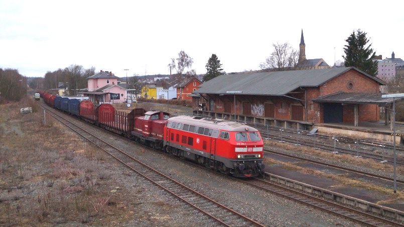 Wie bei der Deutschen Bundesbahn! - 218 466-1 D-RPRS und 212 297-6 D-RSBG (Lok "Caro") mit DGS 95587 in Münchberg - Foto: Taimo Frömel, Münchberg