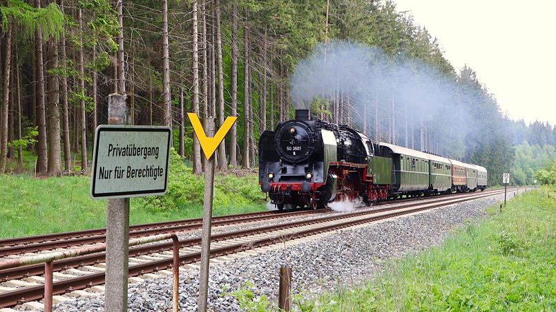 Richtiger Dampf: Mit 50 3501 durch Oberfranken - Bahnübergang km 95,889 - Foto: Ben Gollwitzer, Münchberg