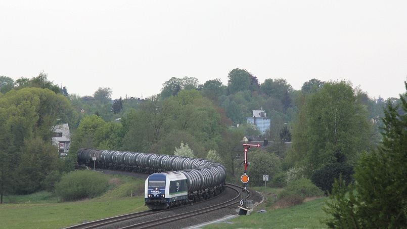 Güterzüge Teil 2:  Umleiterverkehr durch Münchberg - Hauer-Ölzug mit ER20 am Eisteich - Foto: Jürgen Seidel, Münchberg