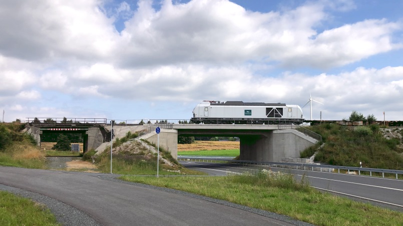 Neue Brücke mit Containerzug - Brücke über die B 289 mit 248 007 bei Müchberg - Foto: Volker Seidel, Münchberg