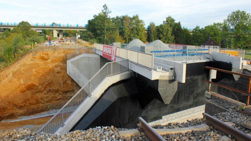 Neue Brücke mit Containerzug - die Brücke wird gebaut - Foto: Jürgen Seidel, Münchberg