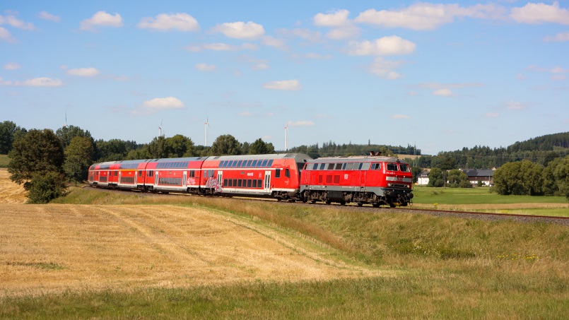 Wieder ein Novum: 218 425-7 mit Dosto in Münchberg - bei Seulbitz - Foto: Dominic Moog
