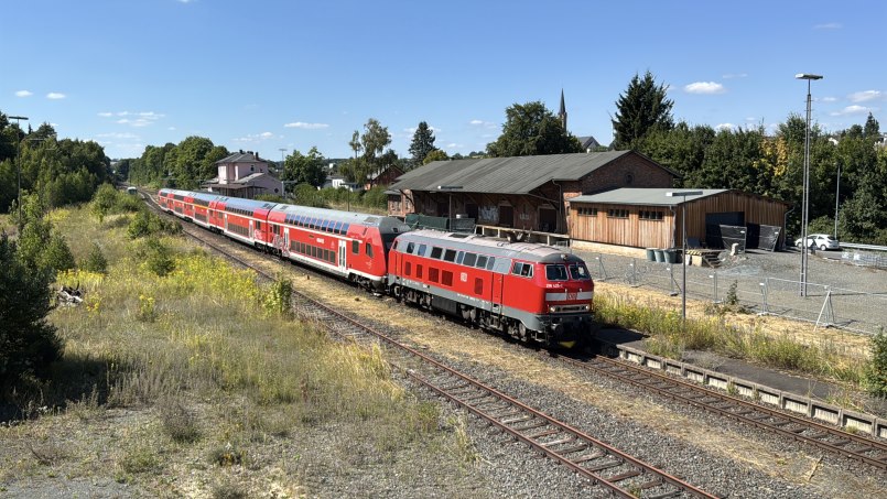 Wieder ein Novum: 218 425-7 mit Dosto in Münchberg - Münchberg - Foto: Volker Seidel, Münchberg