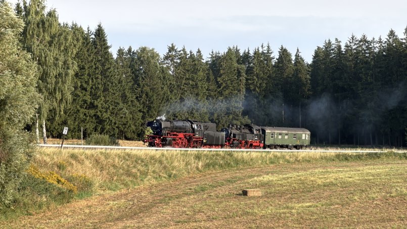DB Feeling pur: 23 058 und 64 518 bei Stammbach - Foto: Volker Seidel, Münchberg