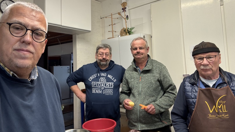 Gäste im Clubheim: Der Modellbahnclub Glauchau - Essen kochen - Foto: Volker Seidel, Münchberg