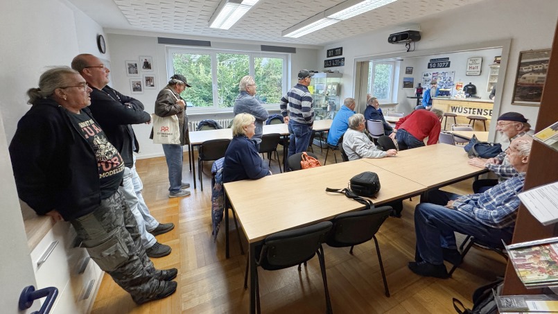 Gäste im Clubheim: Der Modellbahnclub Glauchau - Zuschauer - Foto: Volker Seidel, Münchberg