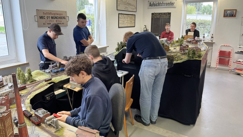 Gäste im Clubheim: Der Modellbahnclub Glauchau - Vollbetrieb auf der Clubanlage - Foto: Volker Seidel, Münchberg