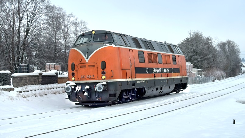 Spurlok: 221 135-7 "Schwatte Liebe" - M&uuml;nchberg Kirchenlamitzer Stra&szlig;e - Foto: Volker Seidel, M&uuml;nchberg