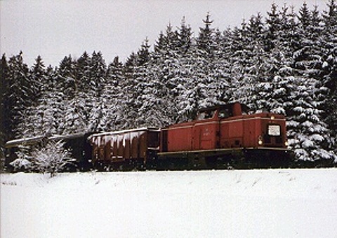 211 257-1 mit dem letzten Güterzug aus Schauenstein