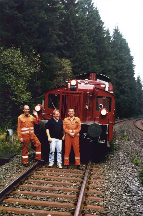 Jürgen Goller, Michael Ziegler, Volker Seidel und Roland Fraas (Foto) schleppten am 26. Oktober 2001 mit der 323 871-4 der EBG Münchberg die V 100 1023 nach Lichtenfels.